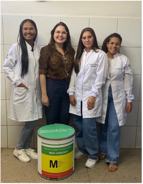 Estudantes de Enfermagem em ação de descarte consciente de medicamentos