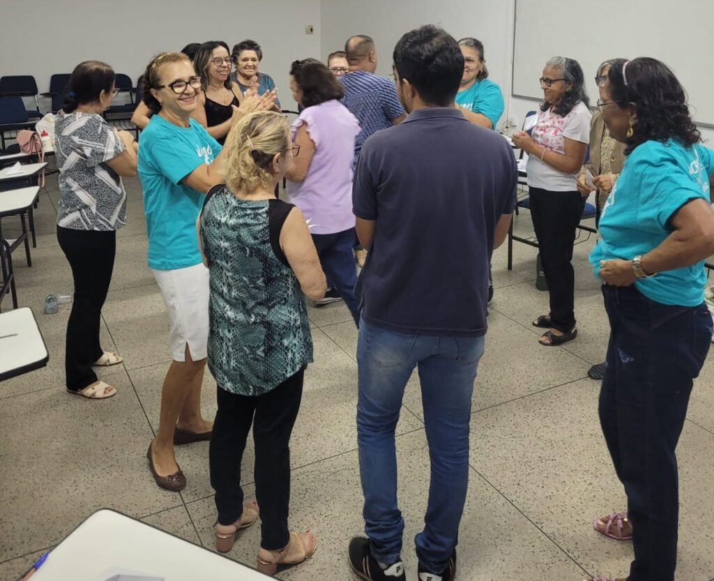 Campus Crajubar recebe oficina sobre arte em papelão para idosos